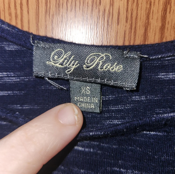 💓 3/$10 Lily Rose XS Blue Pretty Top With Crochet Sleeves - Picture 8 of 12